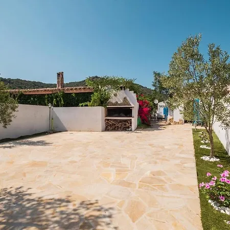 Mandorletti Essence - Private Courtyard & Nature