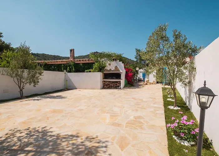 Mandorletti Essence - Private Courtyard & Nature